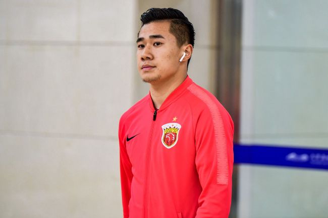 对方哭着说道：我……我叫乔飞宇……是西雅图乔家的三少爷……乔家？叶辰皱了皱眉，问万破军：破军，你知道乔家吗？万破军思忖片刻，说道：好像有点印象，华裔家族，原本不算太强，全部资产加起来估计也就两三百亿美元吧，不过这几年发展速度很快，资产总额估计已经快接近千亿美元了，在西海岸有一定的影响力。